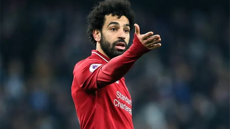 تعليق ساخر من والدة محمد صلاح على صورة حضن فتاة لابنها (صور)