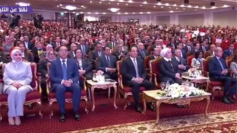 الرئيس السيسي يشكر مايا وهالة في احتفالية تكريم المرأة ويؤكد : بشكر كل أم مصرية تنشر المحبة(فيديو)