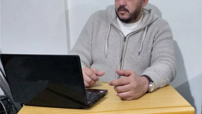 ناصر الهواري يقدم النشرة الحقوقية على يوتيوب (فيديو)