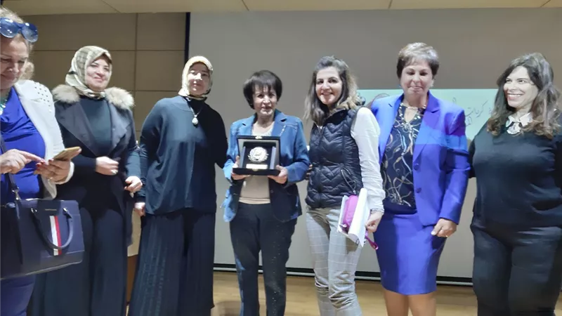 كلية اللغة والإعلام الأكاديمية العربية تكرم الفنانة سميرة أحمد(صور)