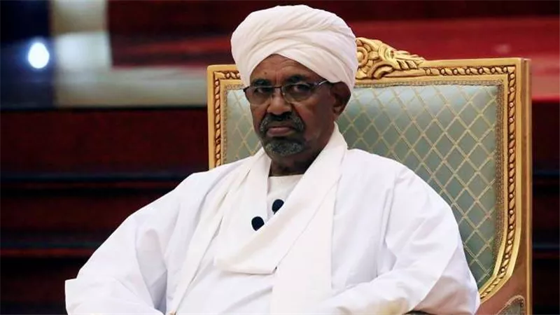 البشير تحت الإقامة الجبرية وحملة اعتقالات لقيادات الحزب الحاكم..وأنباء عن تشكيل مجلس عسكري انتقالي