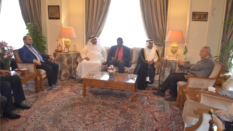 رئيس البرلمان العربي يجتمع مع الأمين العام لجامعة الدول العربية في القاهرة