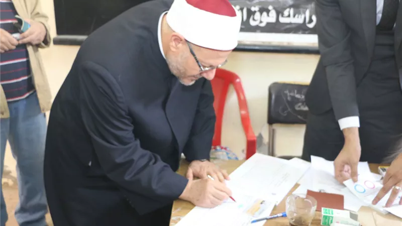 مفتي الجمهورية يدلي بصوته في تعديل الدستور(صور)