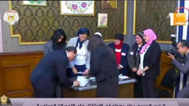 لحظة إدلاء السيسي بصوته في الاستفتاء على التعديلات الدستورية بمصر الجديدة
