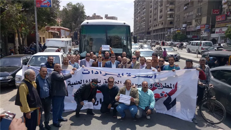 العاملون بشبكات الكهرباء بالمطرية والحلمية يدلون بأصواتهم في الاستفتاء(صور)