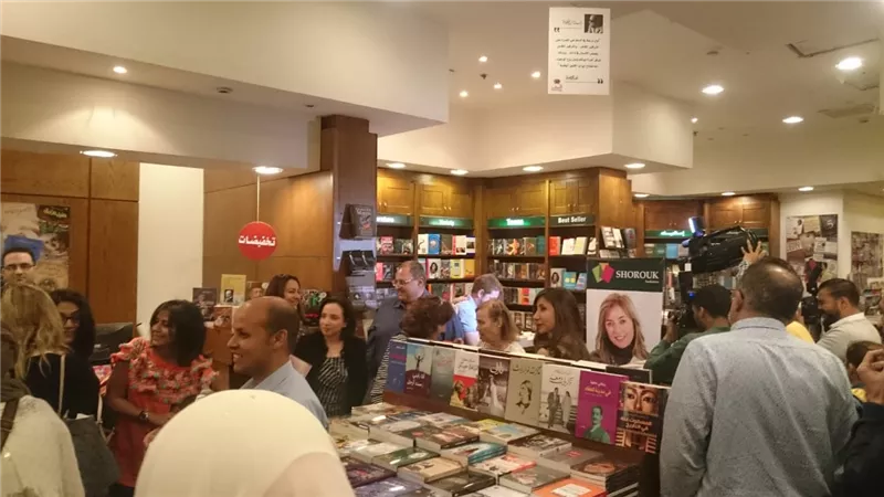 سالي روحي توقع كتابها The Unspoken Voices بمكتبة الشروق (صور)