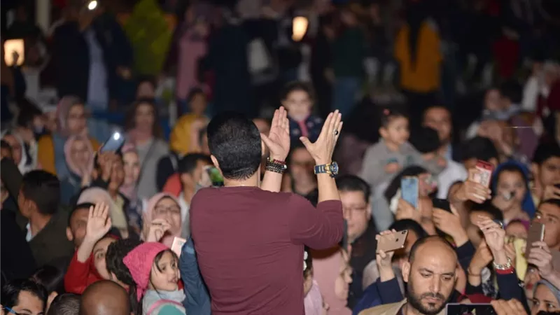 إيهاب توفيق يشعل حماس جمهور نادي جزيرة الورد بالمنصورة (صور)