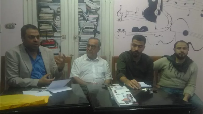 بالصور..الشاعر محمود المنشاوي يناقش 