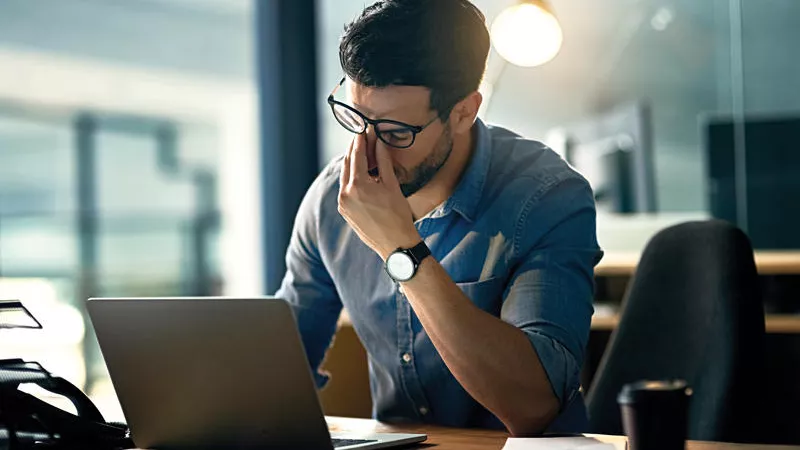 لن تصدق.. قلة النوم  والإجهاد في العمل يؤديان إلى الموت المبكر