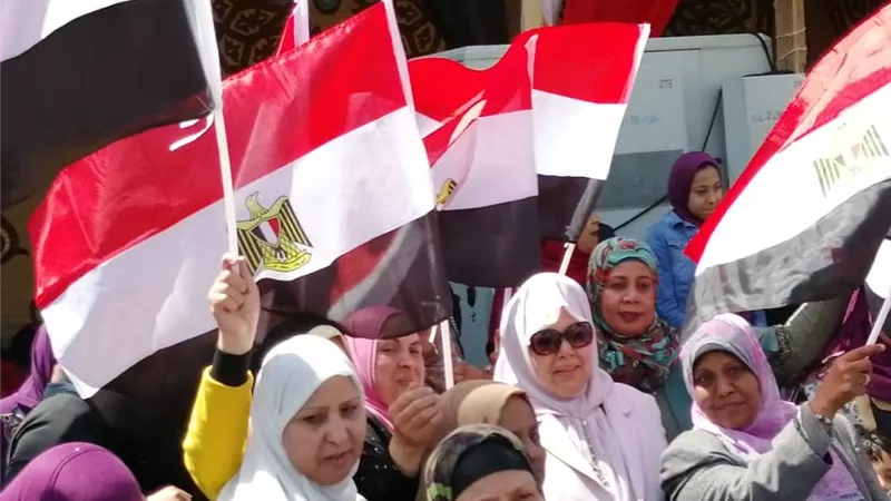 لليوم الثاني ..مؤسسة أبو العينين تساعد أهالي الجيزة للوصول إلى مقار لجانهم الانتخابية للمشاركة في الاستفتاء(صور)