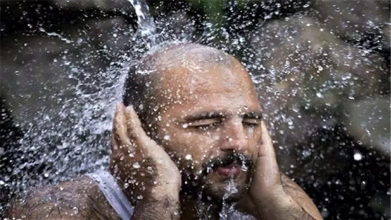 ما حكم التبرُّد بالماء أثناء الصوم؟..الإفتاء تجيب 