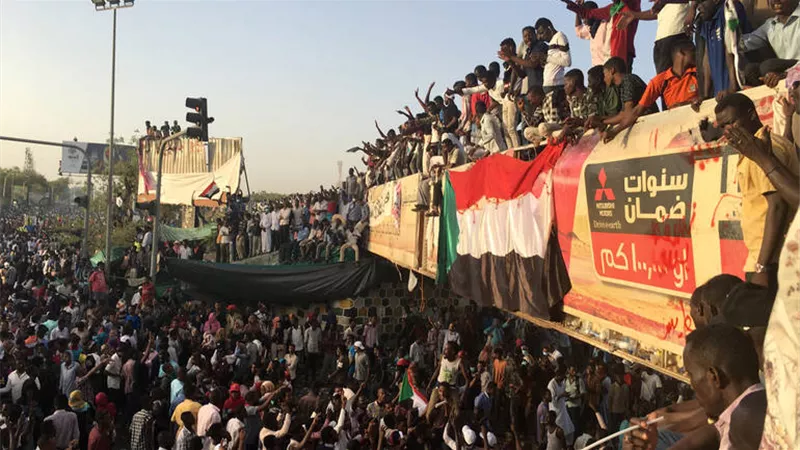 السودان الآن..شاهد اشتباك بالكراسي بين سياسيين سودانيين في جلسة مع المجلس العسكري الانتقالي (فيديو)