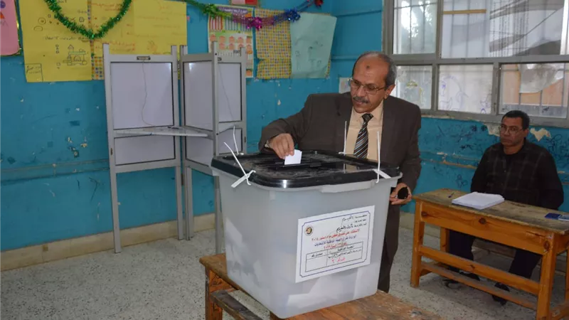 رئيس جامعة الفيوم يدلي بصوته في الاستفتاء على التعديلات الدستورية ويؤكد : ضرورة  لتأمين مستقبل الأجيال القادمة(صور)