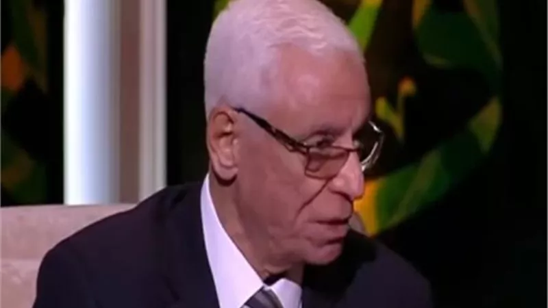حسام موافي يروى قيام أحد الأشخاص بإبعاده عن الصف الأول أثناء الصلاة في مكة(فيديو)