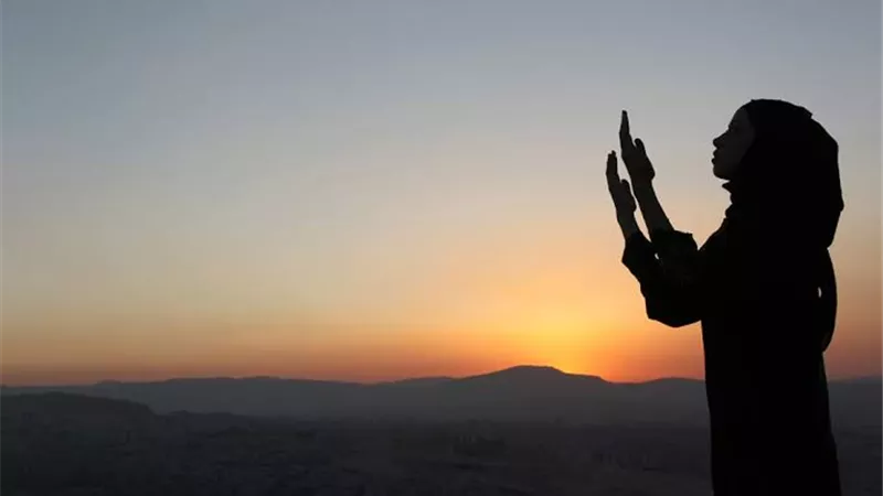 أنا غير محجبة، فهل يقبل الله صلاتي وصيامي؟.. الإفتاء تجيب 
