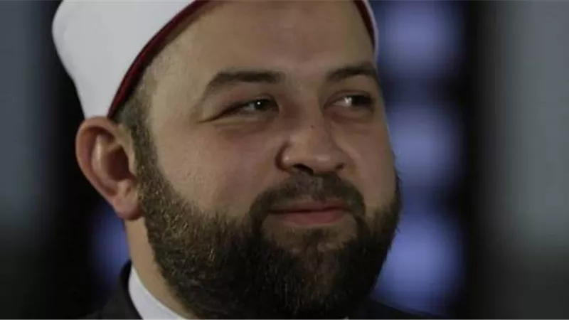الشيخ يسري عزام: النبي أدى فريضة الحج مرة واحدة والعمرة أربع مرات (فيديو)