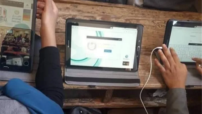 مدارس تجبر طلاب أولى ثانوي 2019 على أداء الامتحان إلكترونيًا بعد الإنتهاء منه ورقيًا