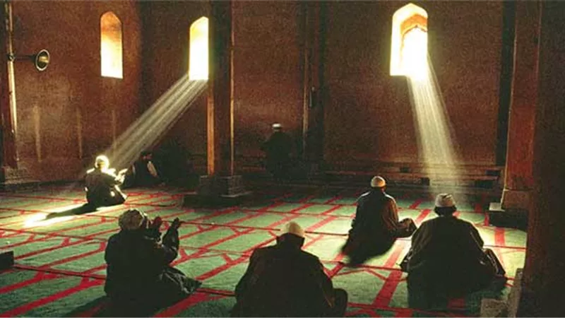حكم الشخص غير القادر على الاعتكاف بسبب ظروف العمل (فيديو)
