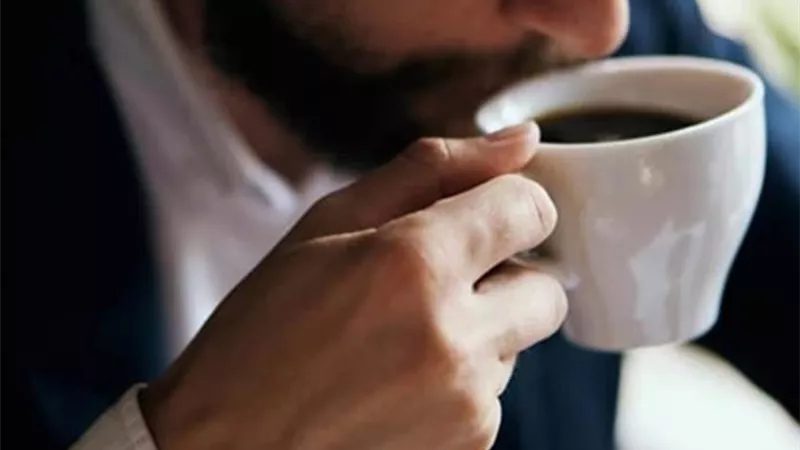 نصيحة طبية..تناول القهوة بانتظام يمنح سنا أصغر (فيديو)
