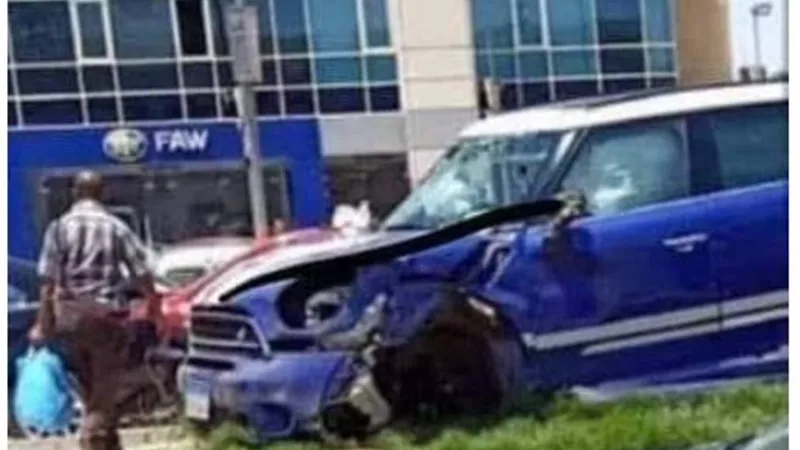 حق مينا سعد فين..فتاة التجمع المتهورة تقود سيارتها وتدهس شابا كان يسير على الرصيف (فيديو)