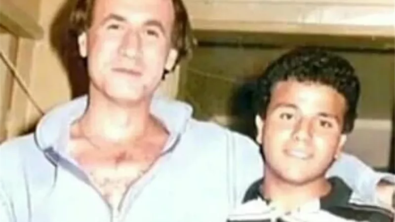 محمد فؤاد ينهار بالبكاء على الهواء بعد وفاة الفنان عزت أبو عوف (فيديو)