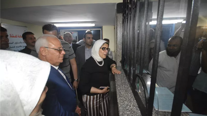 فور وصولها محافظة بورسعيد.. وزيرة الصحة تتفقد وحدة صحة العرب وتتابع تسجيل الأسر بالمنظومة الجديدة (صور)