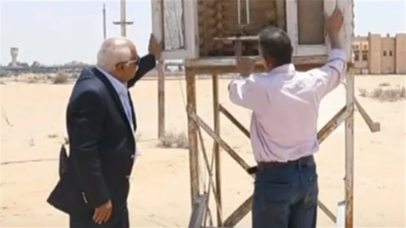 «من داخل كشك خشبي على ارتفاع مترين».. شاهد كيف يتم قياس درجات الحرارة (فيديو)