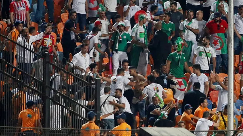 هاني حتحوت يكشف تفاصيل مشاجرة صحفيي السنغال وتونس بالأيدي داخل المدرجات (فيديو)