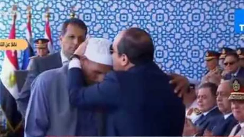كواليس الحوار الذي دار بين الرئيس السيسي ووالد الشهيد الرقيب أحمد عبد العظيم (فيديو)