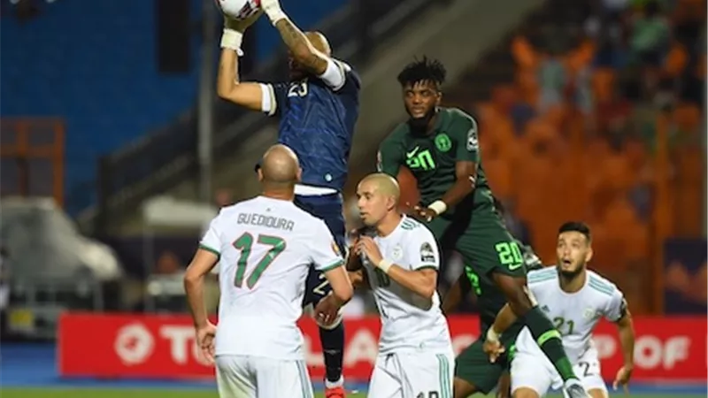 تامر بدوي يكشف أسباب وصول منتخب الجزائر للنهائي (فيديو)