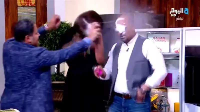 رش عليهم اسبراي.. ادوارد يفاجئ نانسي مجدي والشيف طارق بهذا الأمر المرح على الهواء (فيديو)