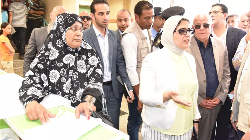 في إطار التشغيل التجريبي للتأمين الصحي الشامل ببورسعيد .. وزيرة الصحة تتفقد مستشفى السلام وتراجع دورة المرضى بالعيادات الخارجية