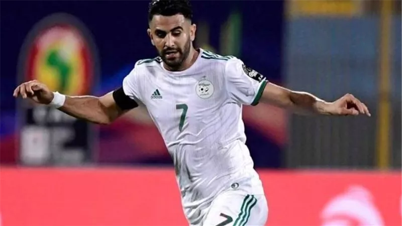 لعزيزي: رياض محرز يستحق لقب أفضل لاعب إفريقي (فيديو) 