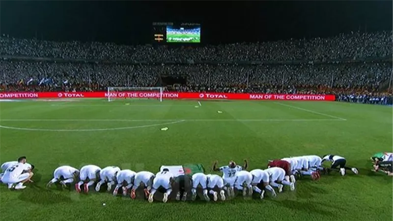 تعليق قوي من تامر بدوي على مشهد سجود لاعبي الجزائر بعد الفوز بأمم إفريقيا (فيديو)