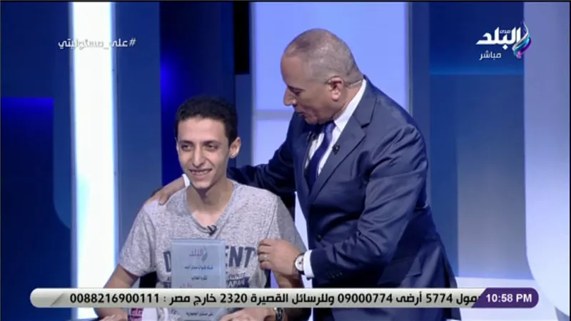 أحمد موسى يكرم طلاب الثانوية العامة ويقبل رؤوسهم على الهواء(فيديو)