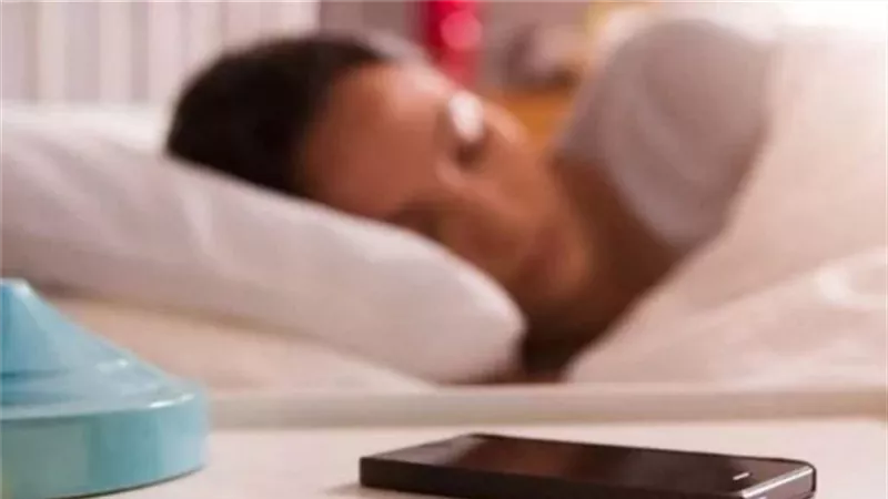 خبير معلومات يحذر من اصطحاب المحمول لغرفة النوم: «يجب تغطية الكاميرا» (فيديو)