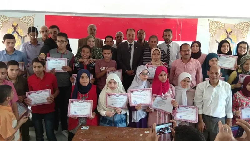 بحضور عبدالودود.. ادارة الصف تكرم أوائل الشهادة الاعدادية على مستوى الجيزة(صور)