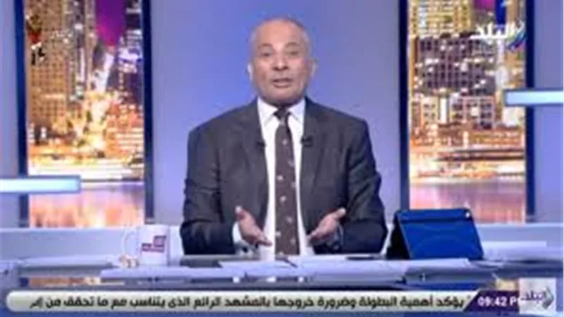 أحمد موسى : «ناس بتتخانق في مارينا بالكراسي وناس بتشتغل في درجة حرارة 45» (فيديو) 