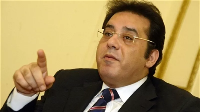 محمد الباز: أيمن نور يستغل الأطفال فى تركيا ويتاجر بهم 