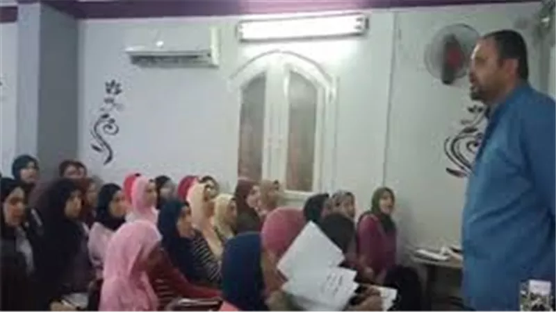 مدرس لغة عربية يتبع سلوكاً غريباً في تعليم التلاميذ الإعراب (فيديو)