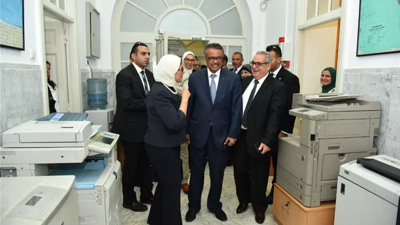 في اليوم الثاني لزيارته لمصر..مدير منظمة الصحة العالمية يرافق وزيرة الصحة في زيارة تفقدية لغرفة ١٠٠ مليون صحة (صور)