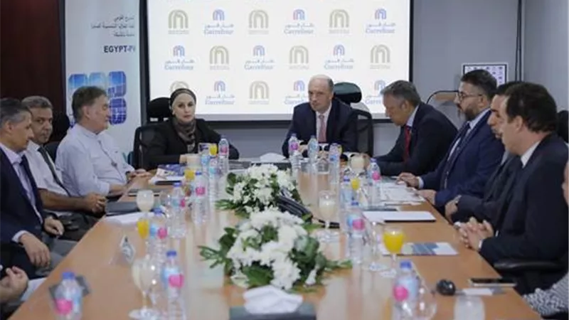 ماجد الفطيم للتجزئة ومركز تحديث الصناعة يوقعان إتفاقية لإستكمال تنفيذ محطات الطاقة الشمسية بفروع كارفور(صور)