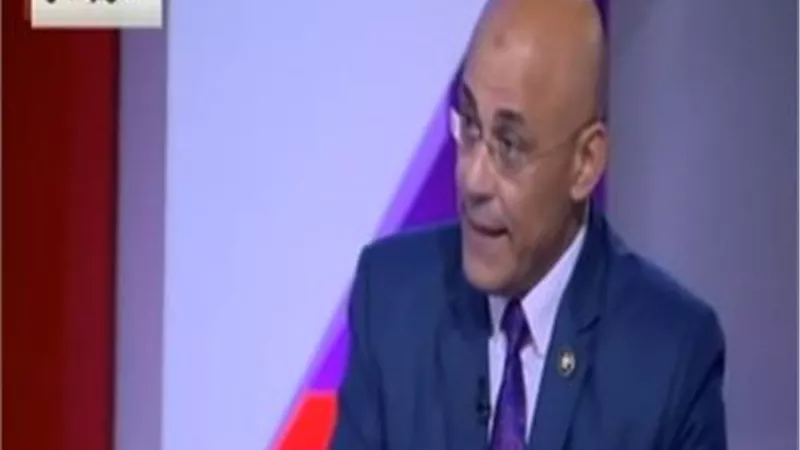 خبير اقتصادي يطالب المصريين باتباع سياسة ترشيد الاستهلاك (فيديو)