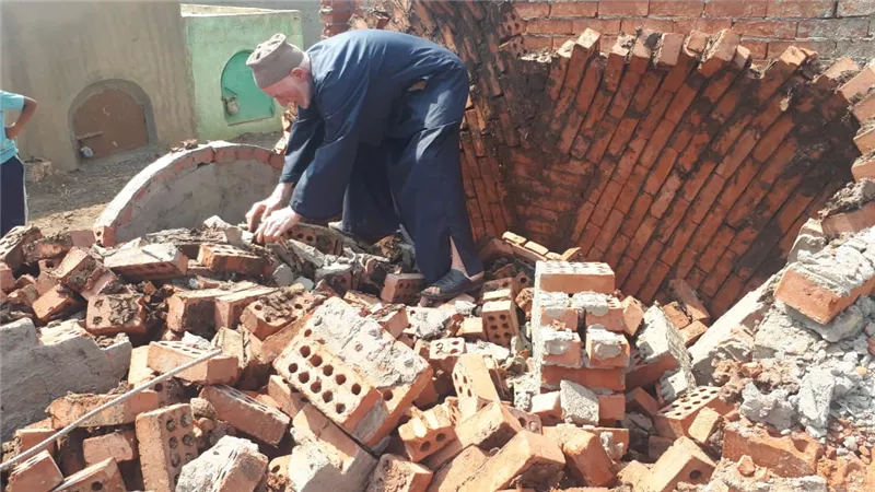 إزالة المقابر بما فيها من موتى تثير غضب أهالى عزبة هميسه بأميوط بالغربية (صور)
