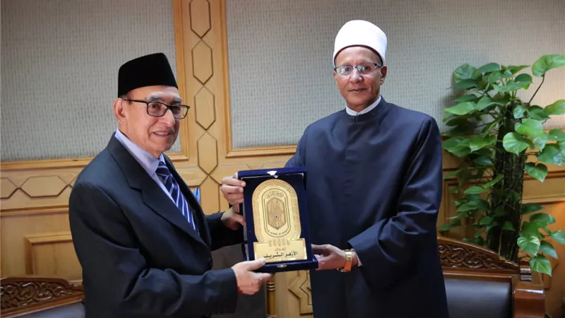 الشيخ صالح عباس خلال استقباله وفد اندونيسي: المنهج الأزهري الوسطي صالح لكل زمان ومكان (صور)