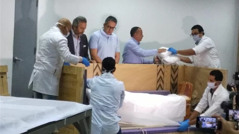 وزير الاثار يفك تابوتي سينجين وزوجته بمتحف الحضارة (صور)