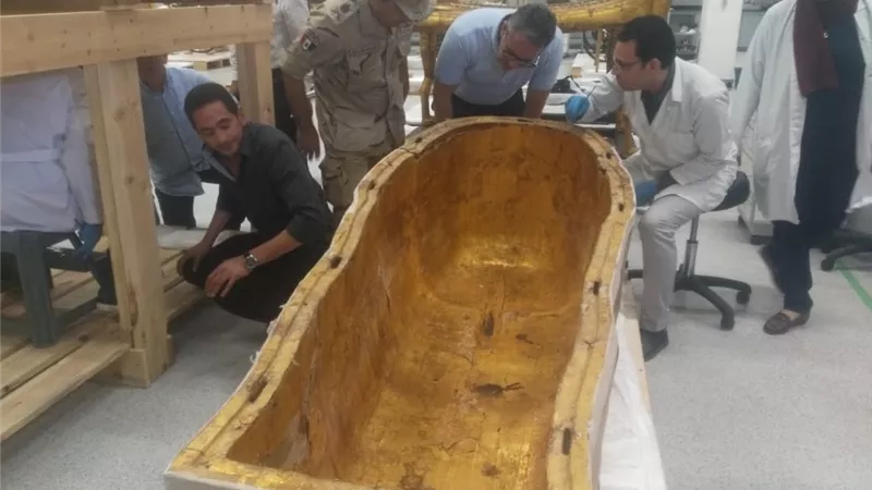 وزير الاثار يتفقد أعمال الترميم الخاصة بالملك الذهبى بالمتحف الكبير(صور)