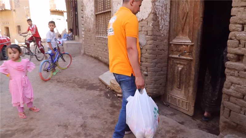 “أصدقاء الخير” تنتهى من تسليم المساعدات للأسر المحتاجة بمناسبة بدء العام الدراسى الجديد (صور)