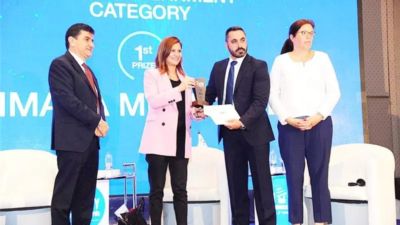 فادى صليبى يتسلم جائزة الوعى حول الطاقة