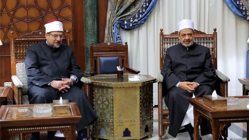 وزير الأوقاف يزور شيخ الأزهر ويدعو له بدوام الصحة والعافية (صور)